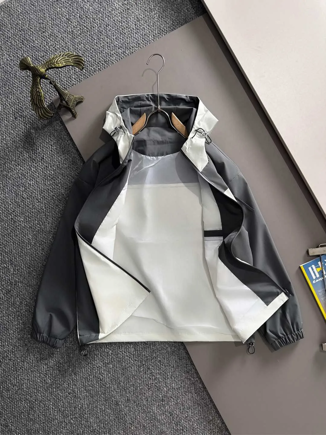 P460 Stone Island 2025 autumn latest zipper windbreaker jacket jacket. Complete with three standards, custom-dyed nylon fabric, overall casual and upscale. The fabric texture is relatively thin, very light, and comfortable on the upper body, suitable for early autumn and spring wear. Simple lines, customized hardware zippers, elegant and concise style, light and comfortable to wear, extremely urban luxury and low-key elegance, with a casual and lazy feeling, the upper body effect is very good, quite wide and stylish, natural drape, simple and elegant! Top luxury classic style items, gentle High-end, quiet but full of power, it perfectly conveys the brand's sense of trend and recognition. The upper body is super cool and stylish, and extremely luxurious, showing your rank, strength and taste from all aspects! The overall grade is even more obvious, the upper body is comfortable and unrestrained, and has a casual and loose effect. Size:S-2XL